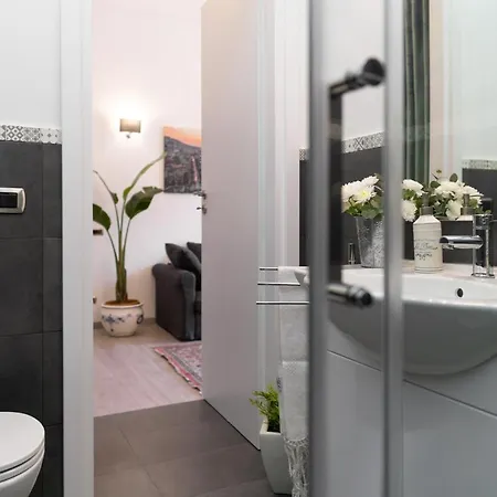 B1flat Mergellina - *